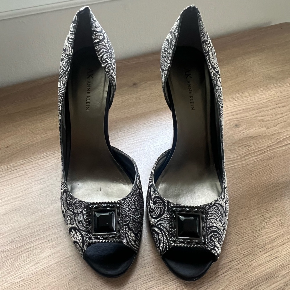 Slightly used Anne Klein 4” heels size 10